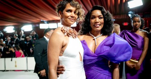 HOLLYWOOD, CALIFORNIA - MARCH 12: (L-R) Halle Berry and Angela Bassett attend the 95th Annual Academy Awards at Hollywood & Highland on March 12, 2023 in Hollywood, California.